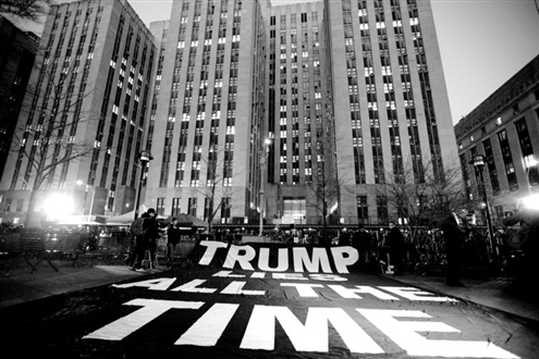 人们在美国纽约曼哈顿刑事法院外打出“特朗普一直撒谎”的标语新华社发